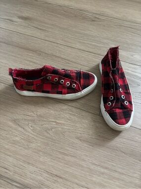 Blowfish Malibu size 7 Women’s Red Plaid Slip-On Sneakers